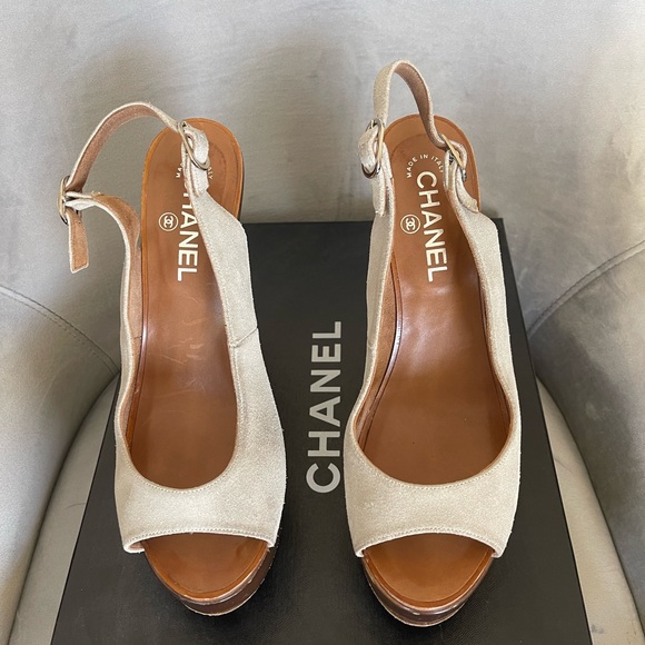 Chanel Wood Platform Heel Sandals in Light Beige Suede in a size 40. Runs small - Picture 11 of 12